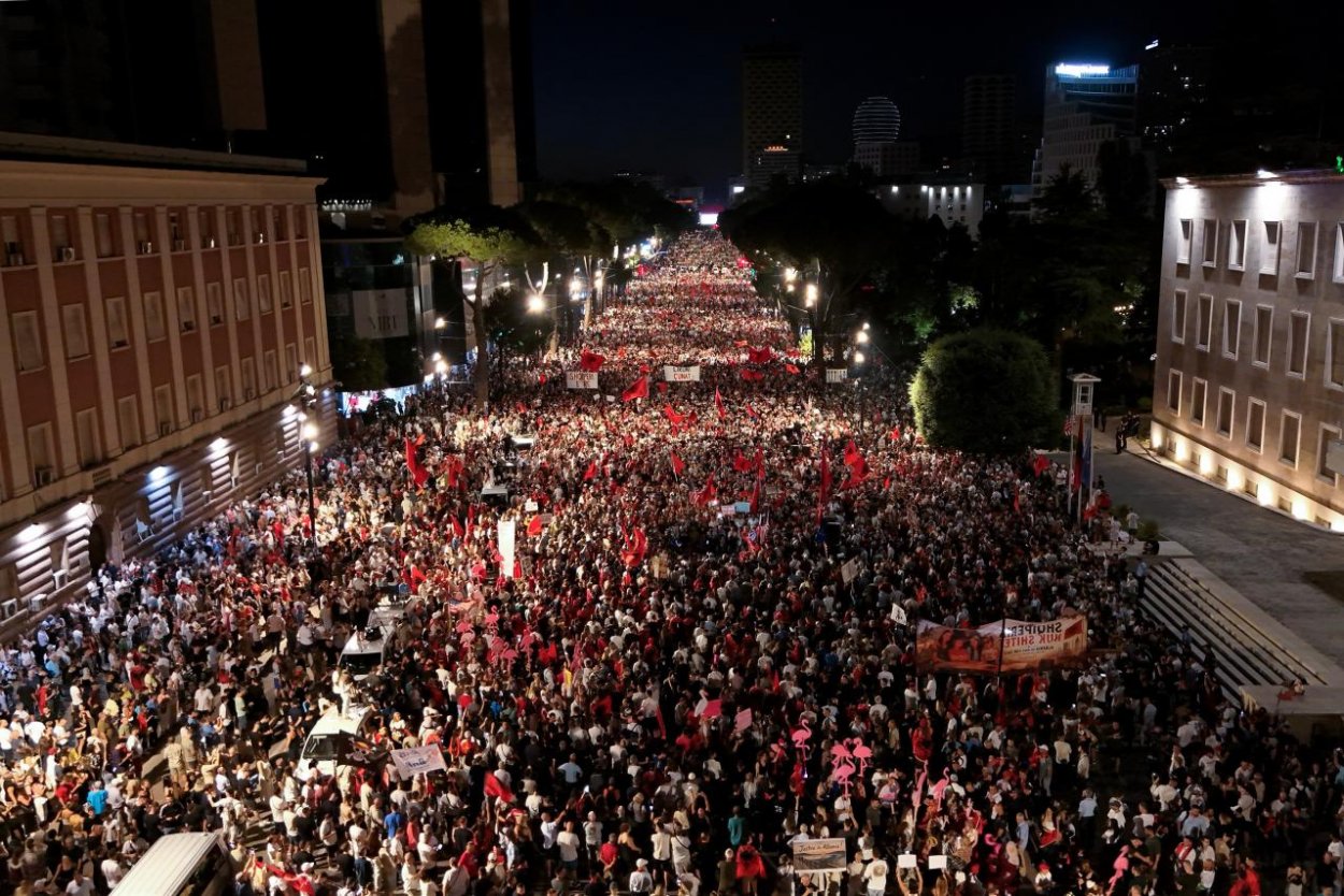V Tirane opäť demonštrovali tisíce Albáncov