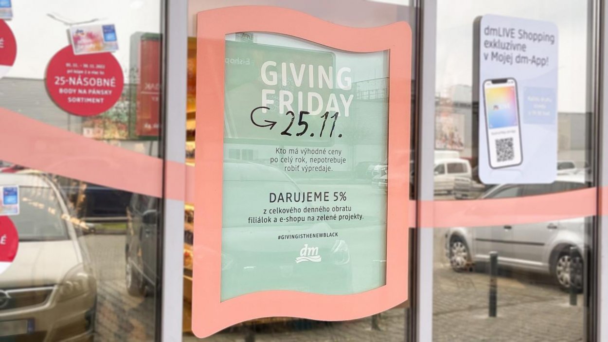 Počas piatkového „Black Friday“ podporíte svojím nákupom v dm inštaláciu fotovoltických panelov v školských zariadeniach