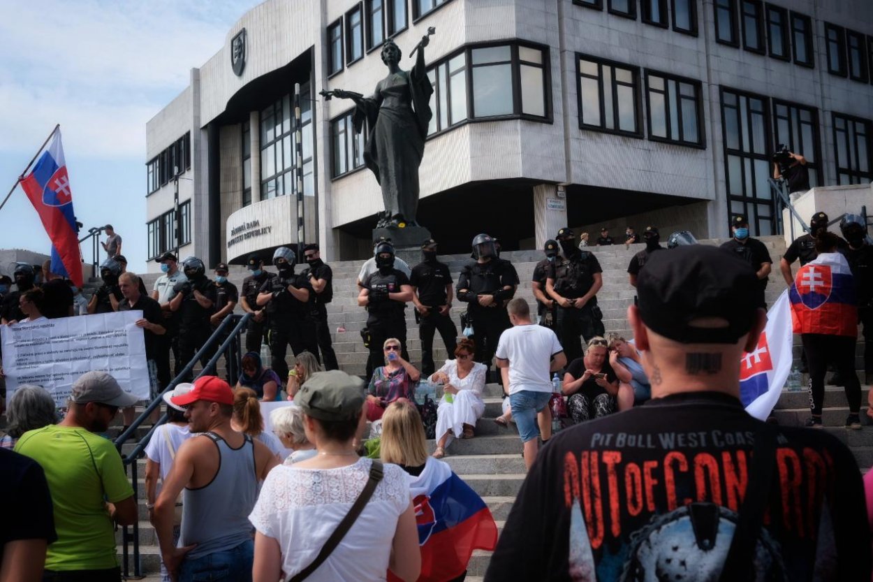 Pred parlamentom protestujú stovky ľudí, vstup do budovy stráži polícia