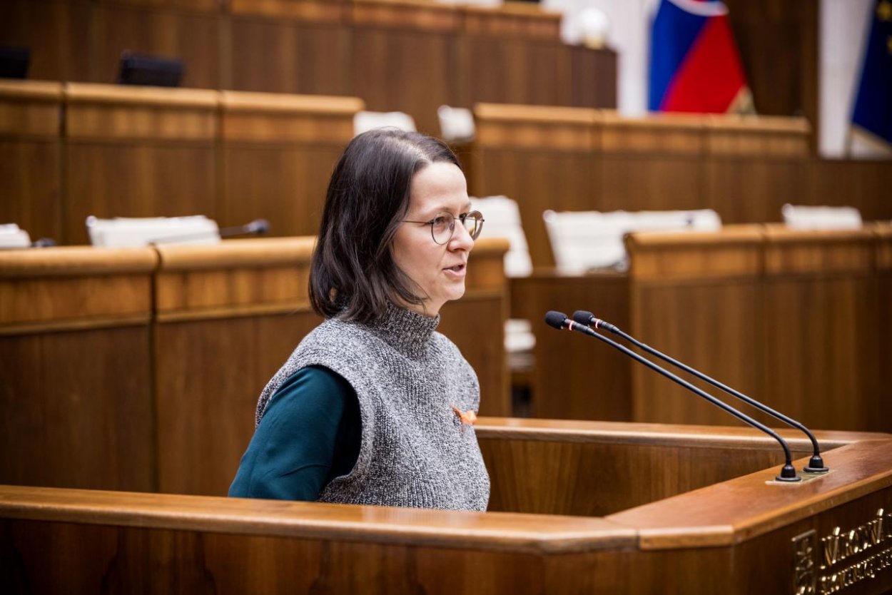 Opozícia kritizuje prepad Slovenska v globálnom rebríčku vnímania korupcie