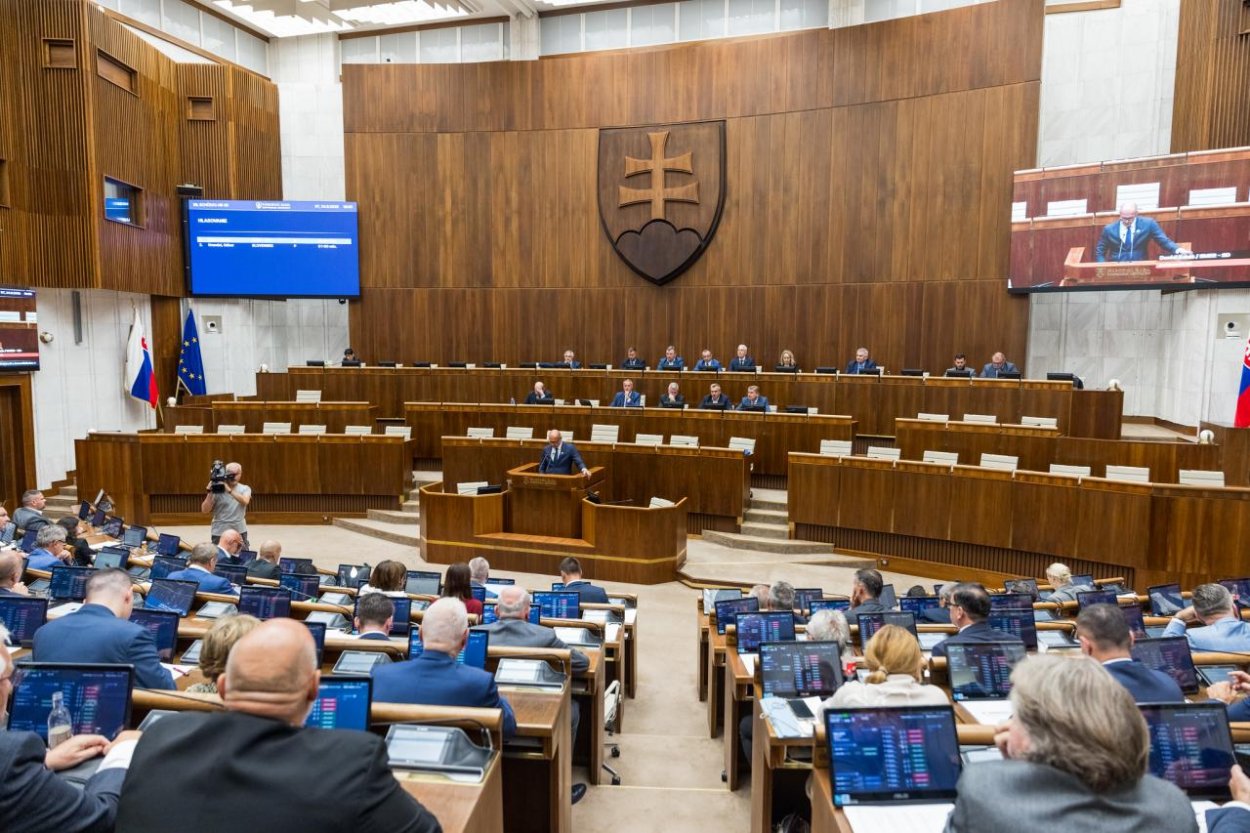 Parlament schválil 90 hlasmi zmenu Ústavy SR