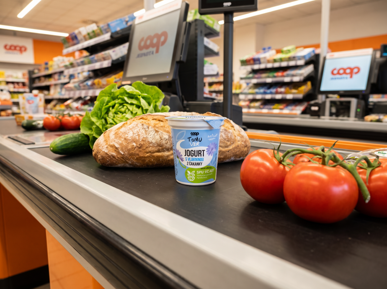 Produktová inovácia na pultoch COOP Jednoty. Čakankový jogurt obohacuje vláknina z koreňa čakanky