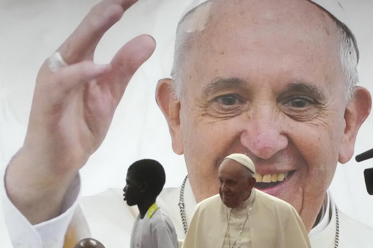 Pápež František odsúdil počas letu z Afriky kriminalizáciu homosexuality
