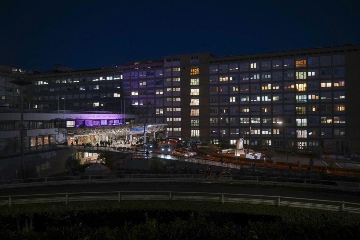 Vatikán: Stav pápeža Františka je stále vážny, je však mimo ohrozenia života