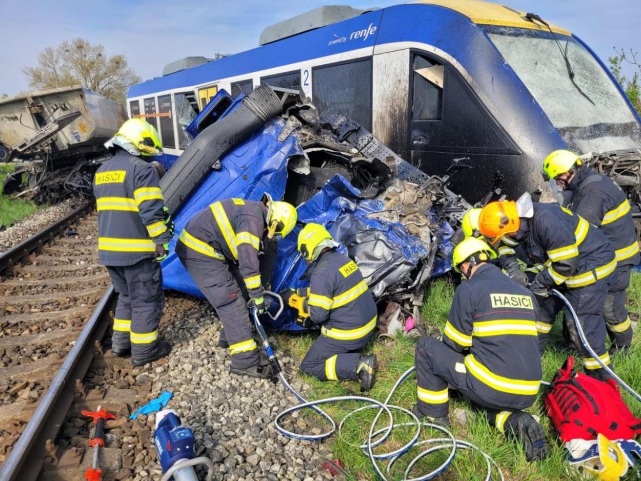 Dopravná nehoda vlaku s kamiónom v Dunajskej Strede si vyžiadala jedno úmrtie a 21 zranených