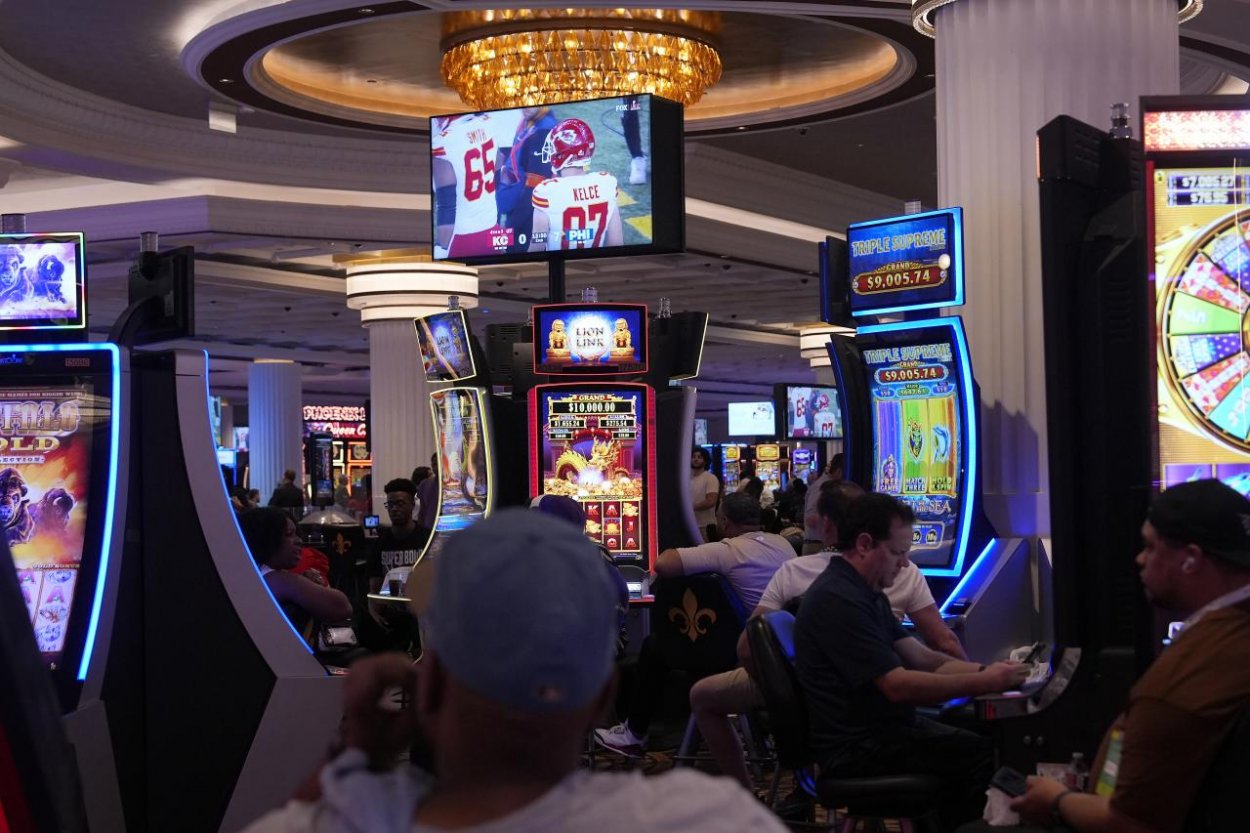 Podľa Hrabka by Pellegrini podpisom zákona o hazarde mohol konať protiústavne