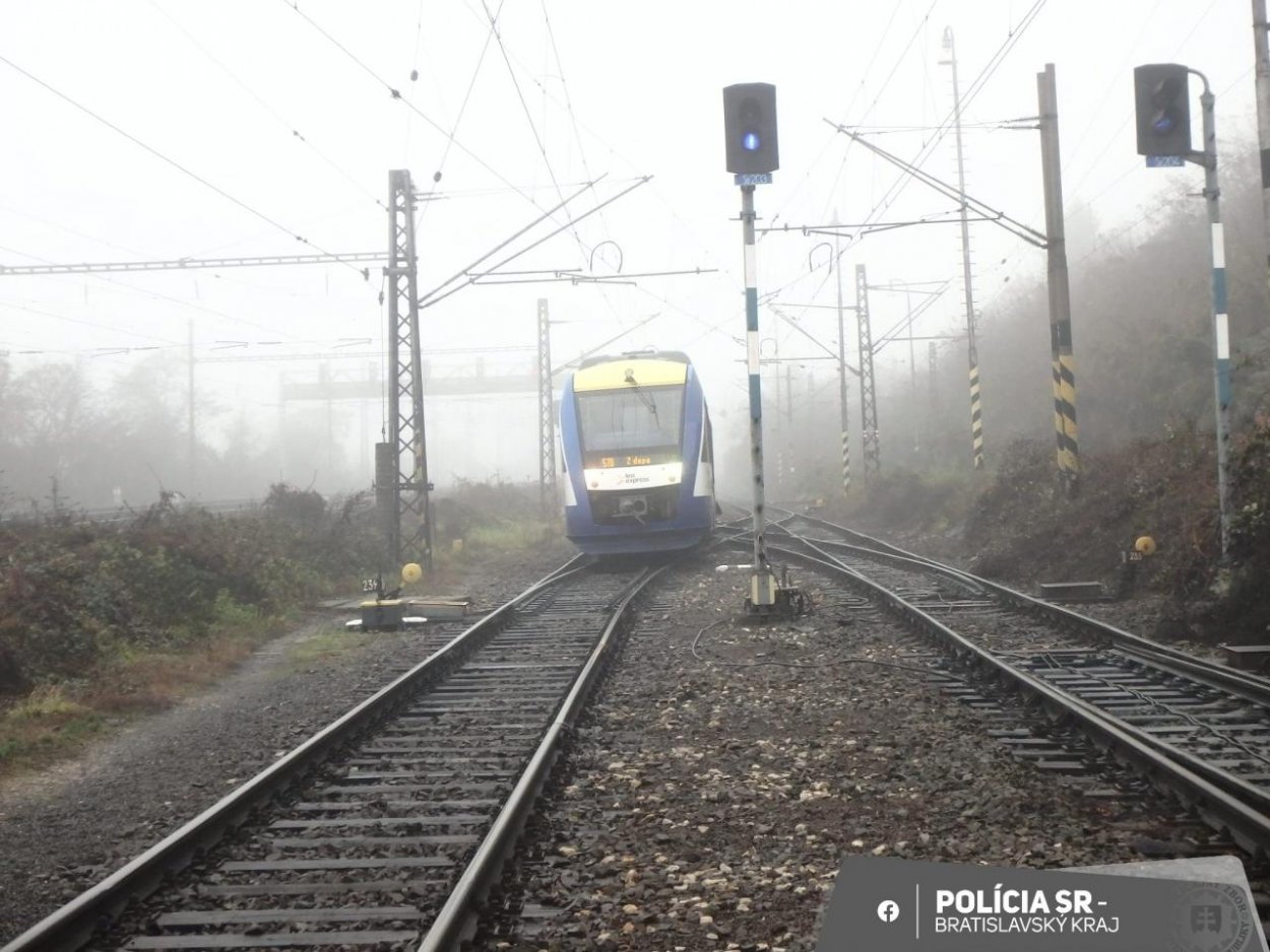 Na Hlavnej stanici v Bratislave sa vykoľajil vlak, k zraneniam nedošlo