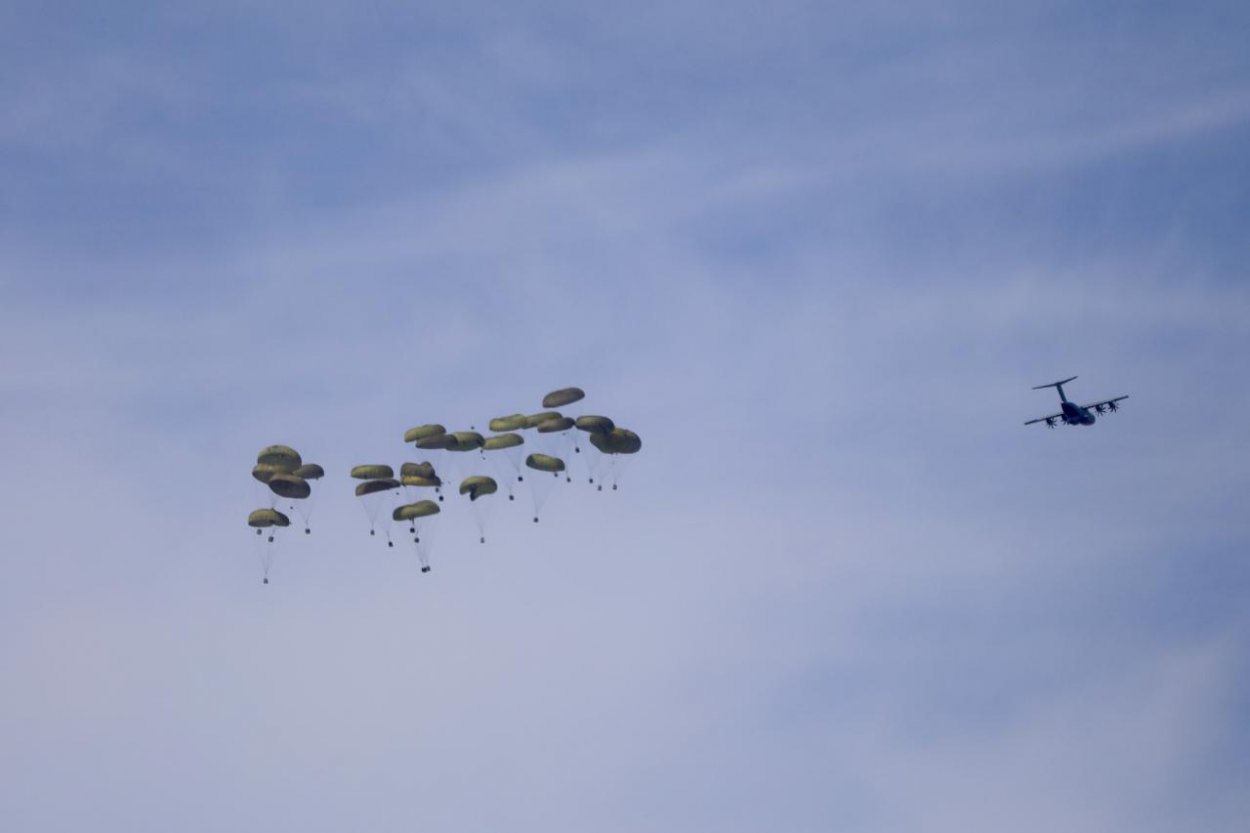 Starmer predstavil Macronovi a Merzovi plán na zhadzovanie pomoci do Pásma Gazy