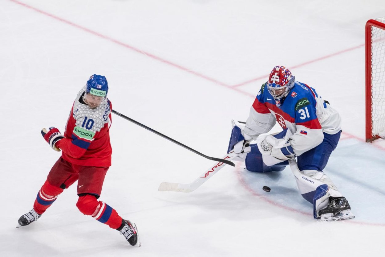 Hokej-MS: Slovensko podľahlo českému výberu 2:3, Červenka rozhodol gólom korčuľou