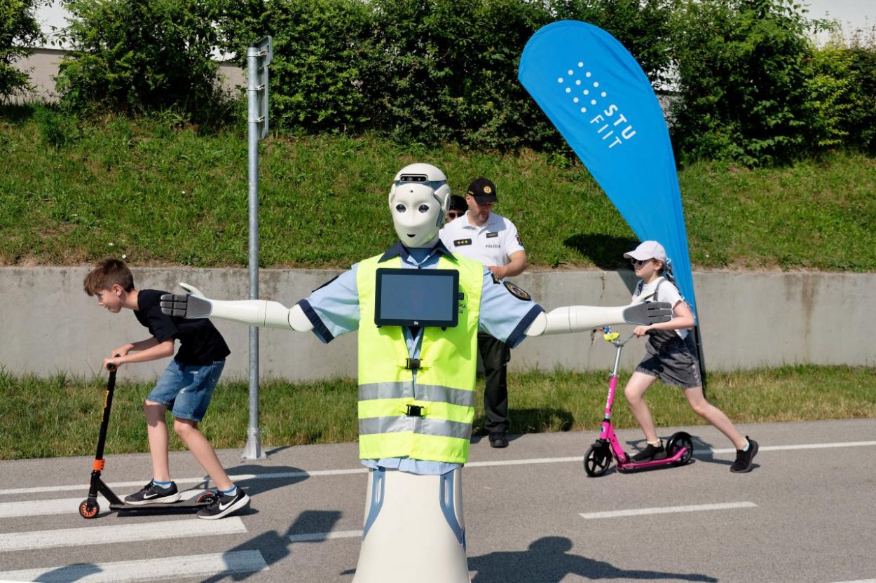 Humanoidný robot pre bezpečnosť detí