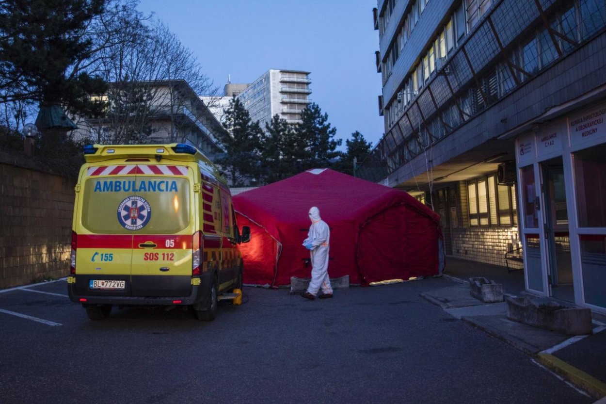 Koronavírus na Slovensku: Zomrela nakazená žena, počet prípadov prekročil prvú stovku
