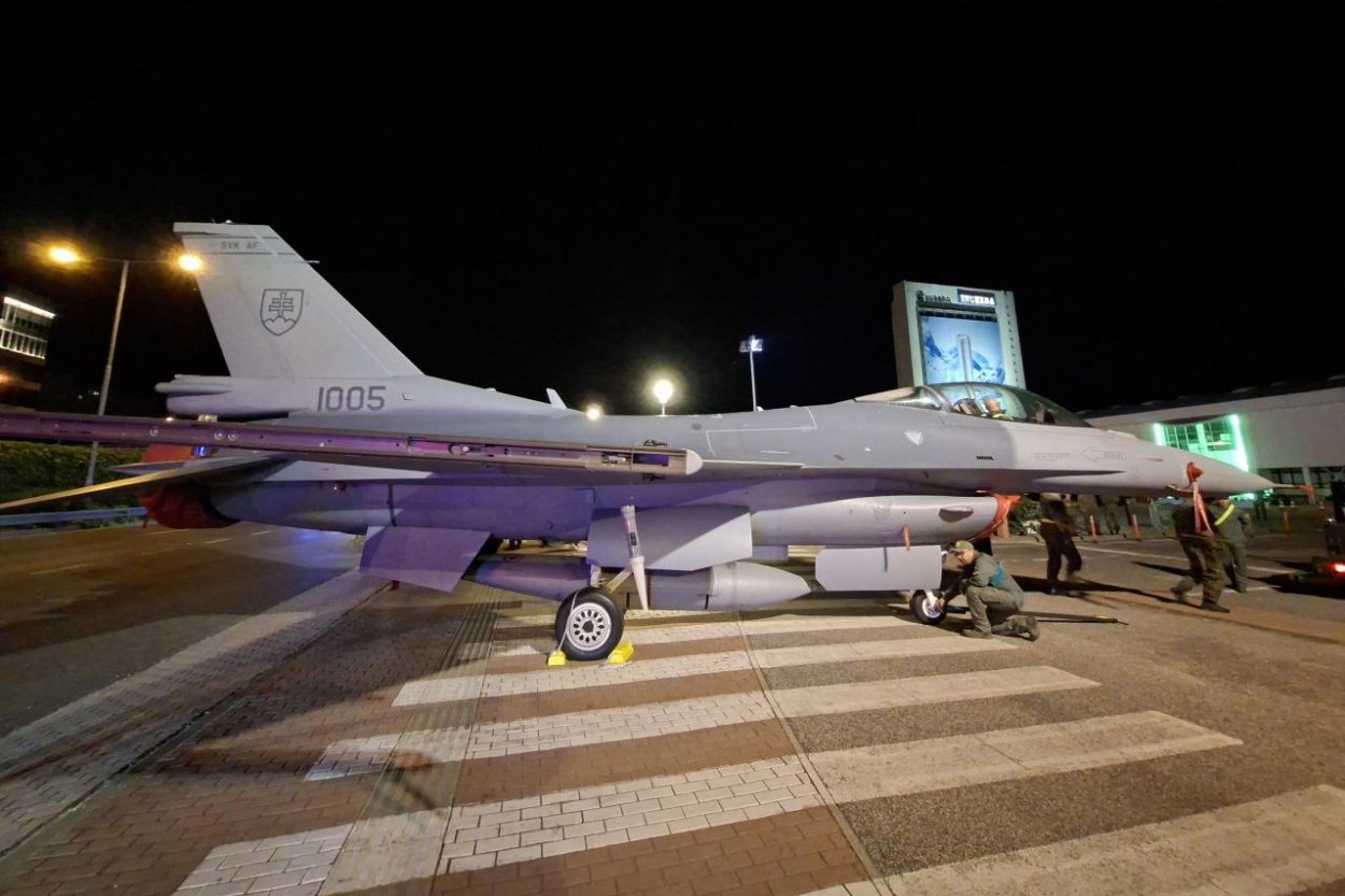 Slovensko od dnešného dňa bráni vzdušný priestor vlastnými silami. Ochranu nad ním prevzali lietadlá F-16