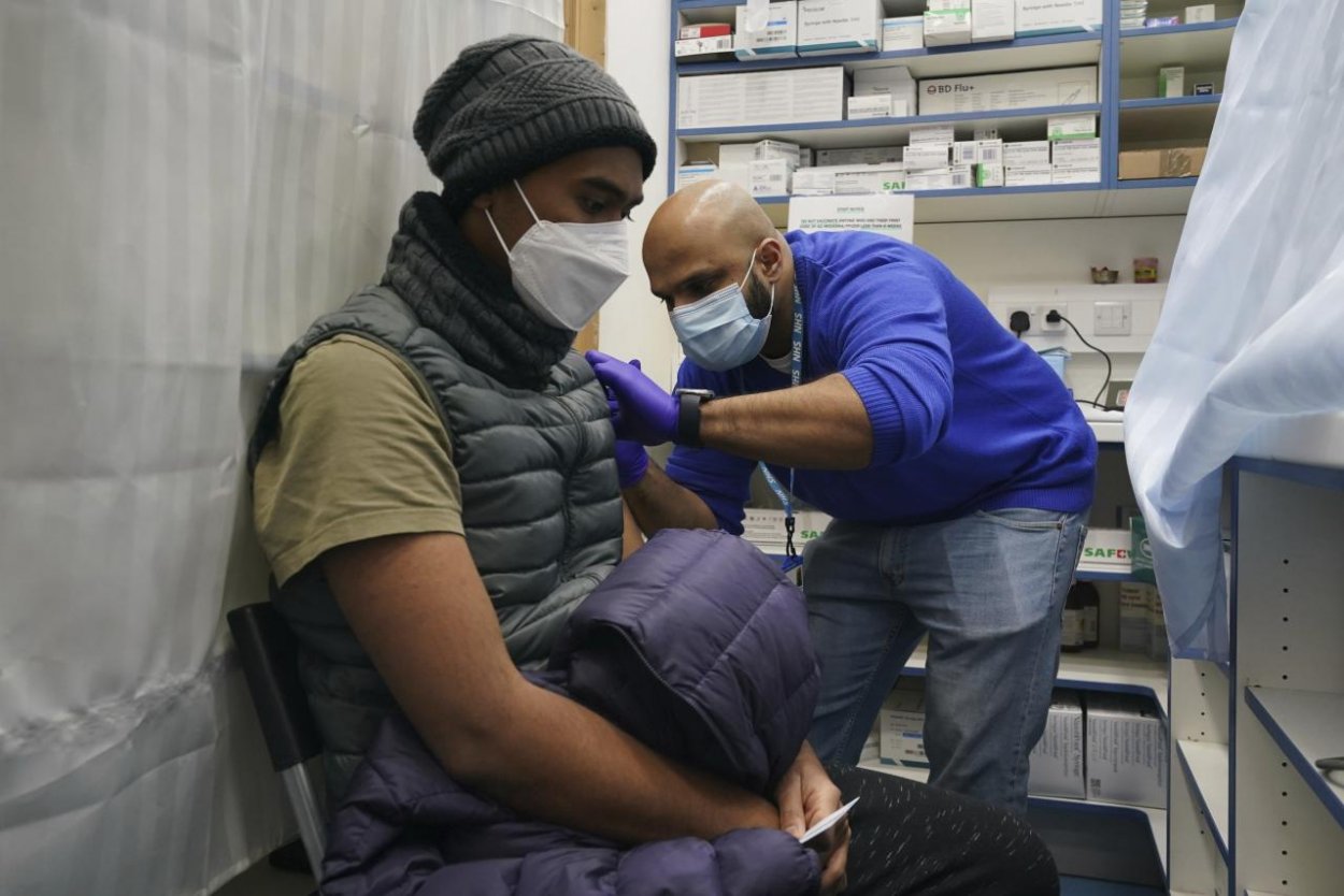 Izrael schválil podávanie štvrtej dávky vakcín pre najzraniteľnejších