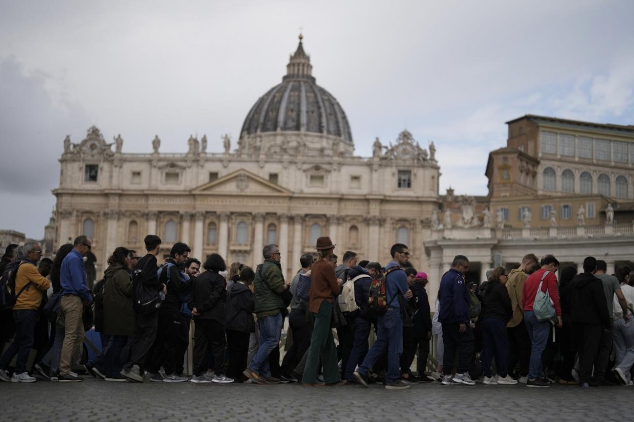 Zosnulému pápežovi Františkovi dosiaľ vzdalo poctu takmer 50 000 ľudí