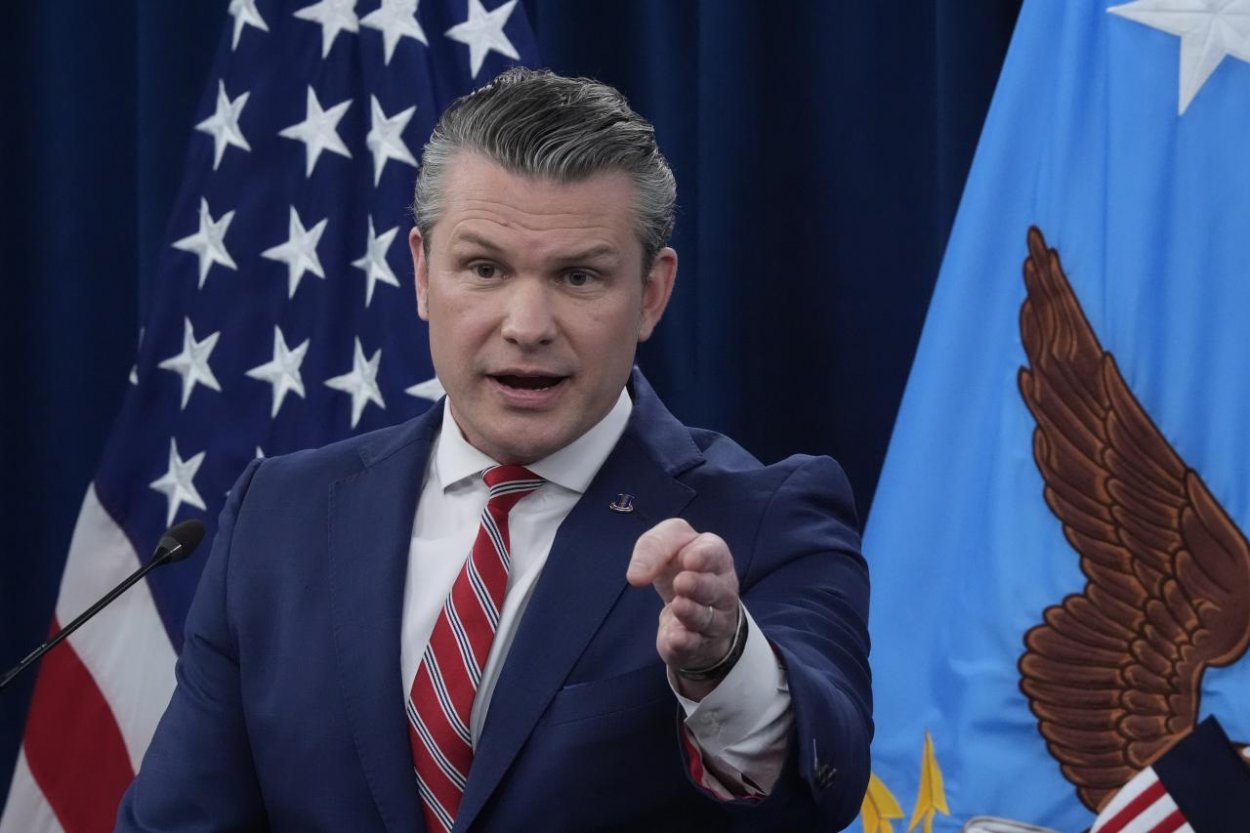 Udalosť dňa: Šéf Pentagónu Pete Hegseth uviedol, že prímerie s Iránom je platné aj počas operácie Projekt sloboda