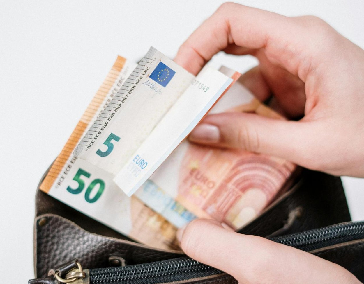 Slovensko 2026: Koniec dobrých časov na dlh. Akú daň zaplatíte štátu?