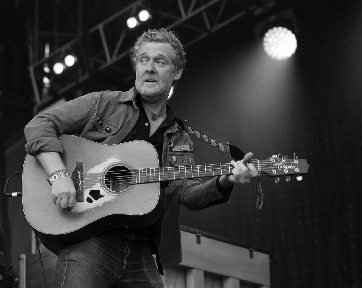 Po havárii na motorke zomrel hudobník a herec Glen Hansard, plus komentár Roba Pospiša