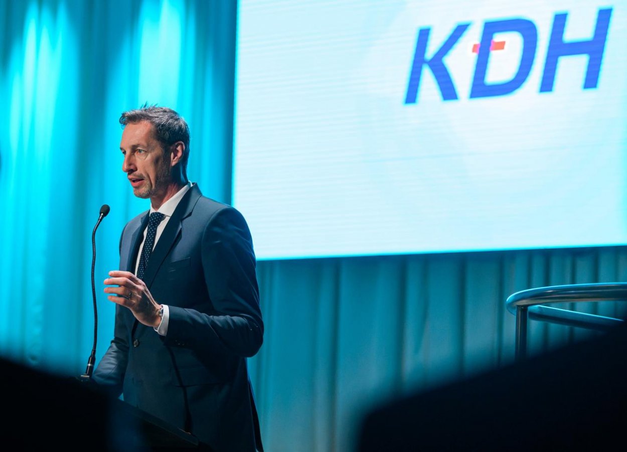 KDH: Štát prestal fungovať a ohrozuje rodinné rozpočty, premiér zase ignoruje ústavu. Hnutie prišlo s výzvou prezi