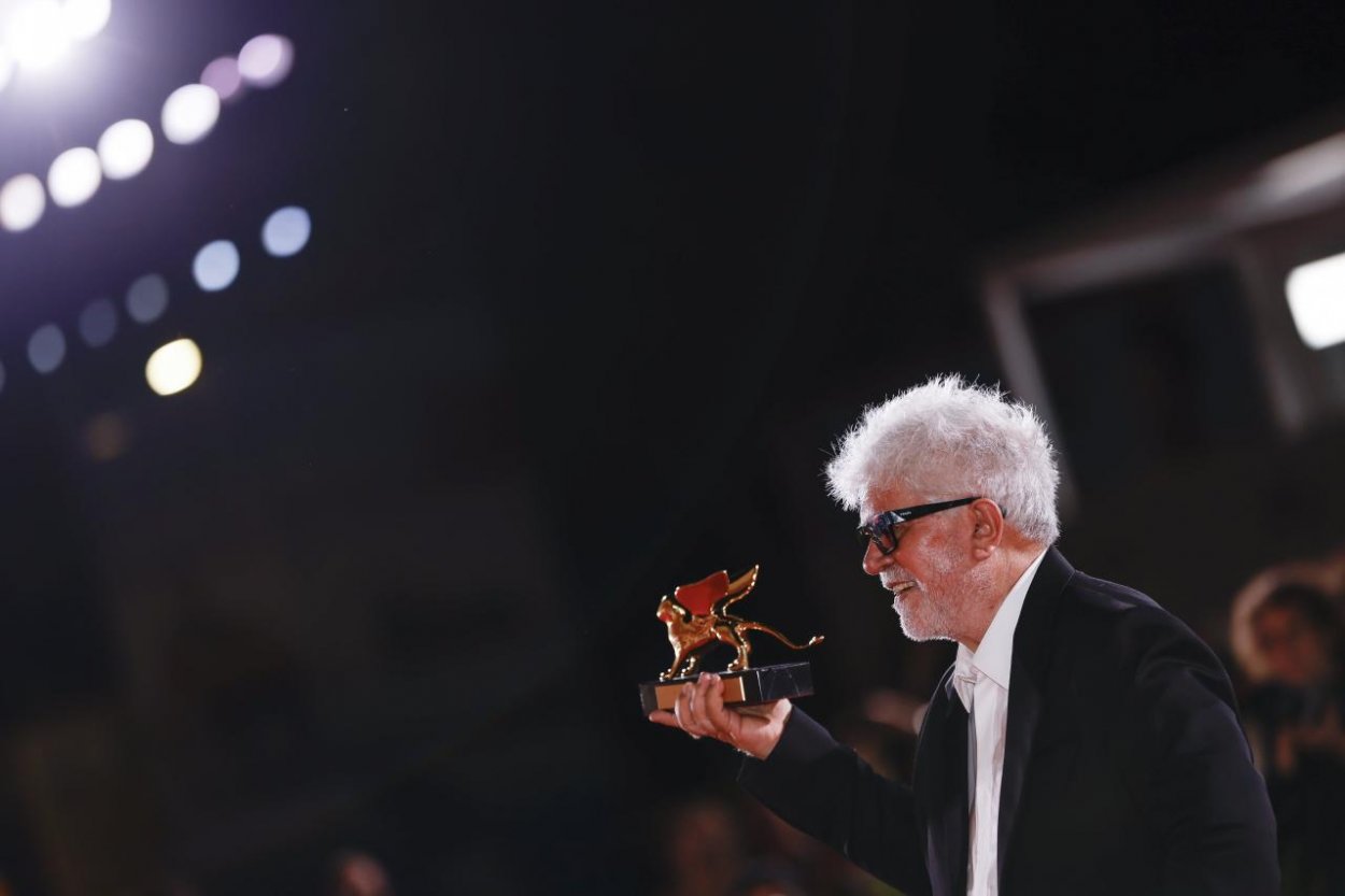 Zlatého leva získal film The Room Next Door režiséra Almodóvara