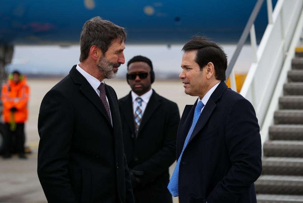 Udalosť dňa: Marco Rubio pristál na letisku v Bratislave, privítal ho Blanár