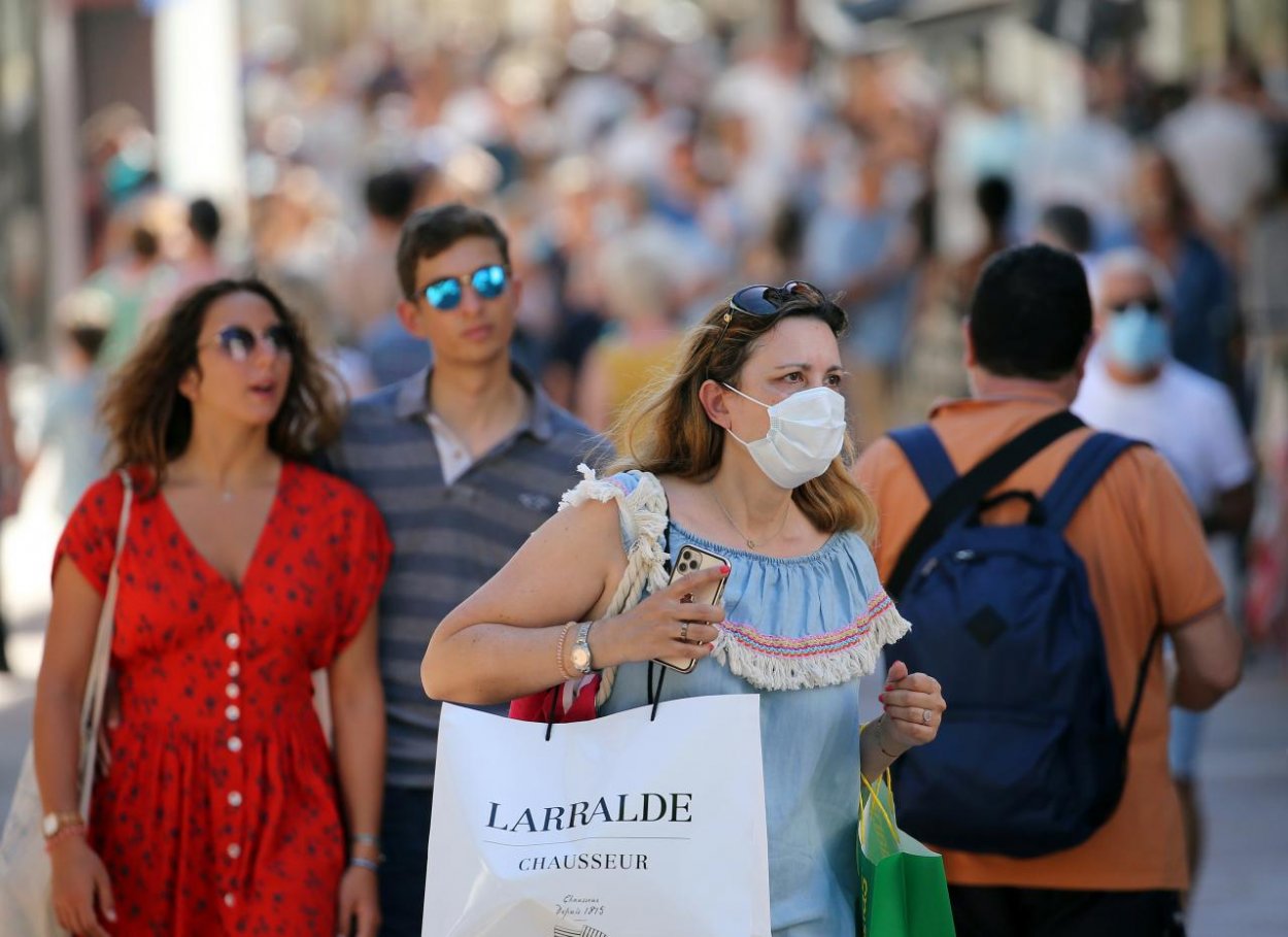 Francúzska vláda opäť zaviedla povinnosť nosenia rúšok v uzavretých priestoroch