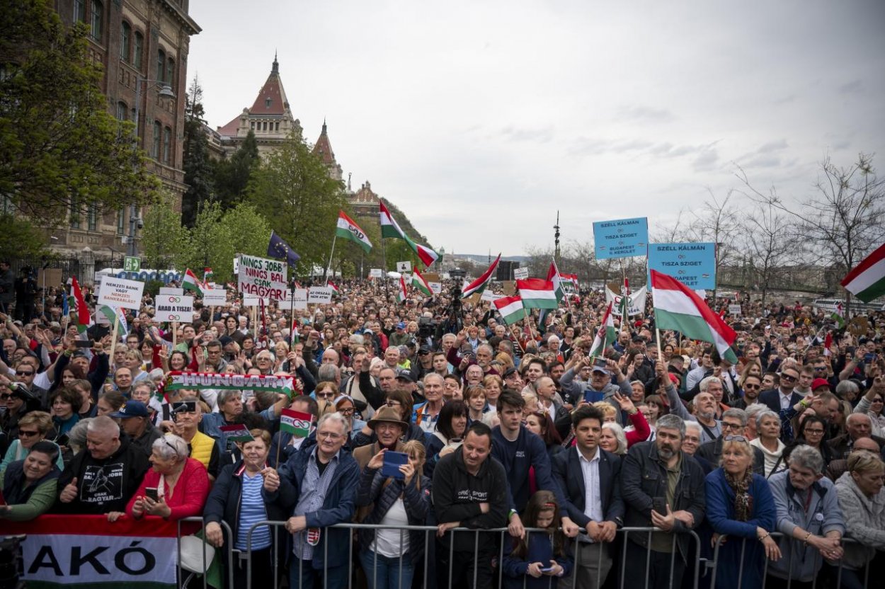 Maďarsko: Momentum blokuje budovu parlamentu pre novelu zákona o zhromažďovaní