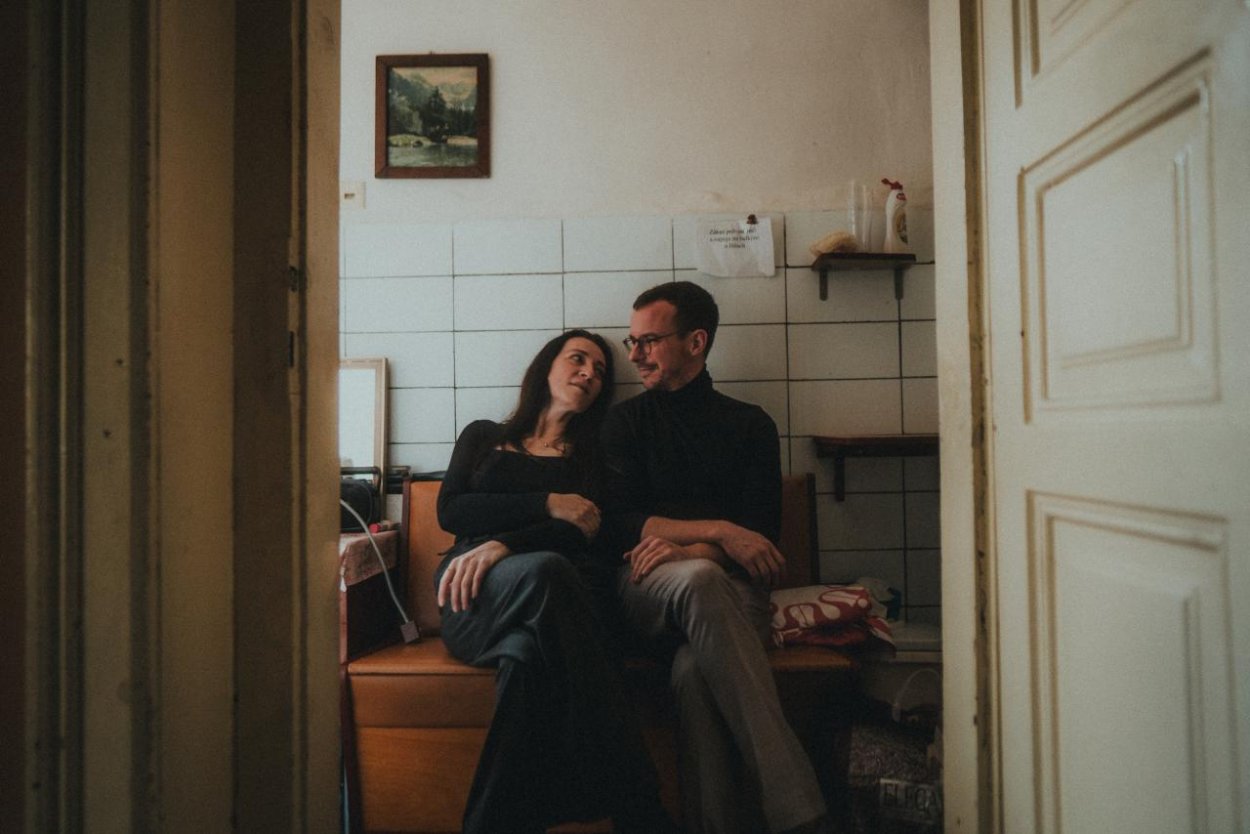 Katka Koščová a Daniel Špiner predstavujú videoklip nakrútený vo vojnou zničenom dome kultúry v ukrajinskom Irpini