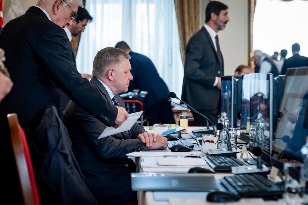 Šimečka: Premiér pri ceste na samit EÚ ukázal, prečo je Slovensko čoraz viac izolované