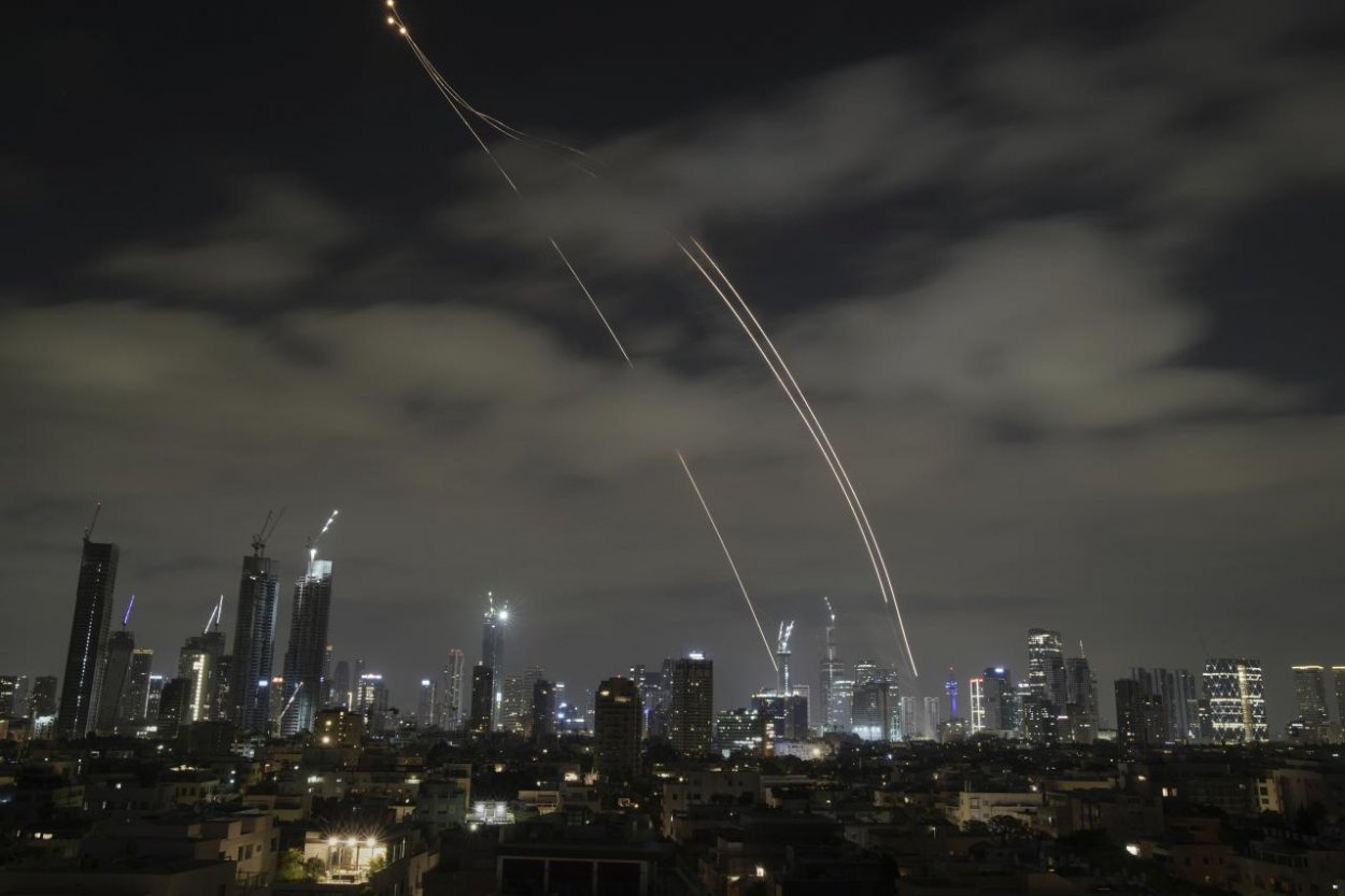 Irán tretiu noc po sebe v odvete zaútočil raketami na Izrael