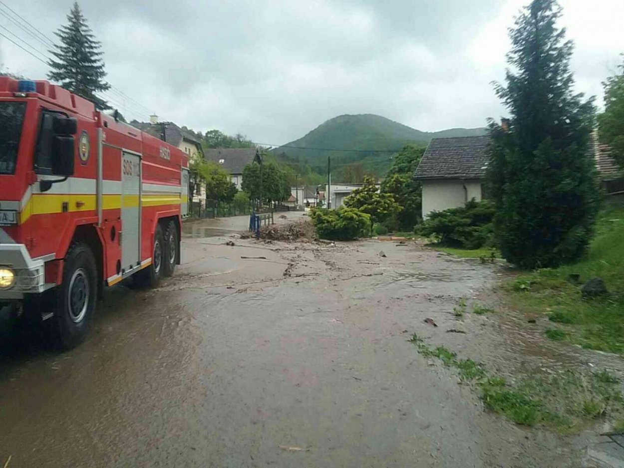 Obec Rudno nad Hronom zaplavila voda, hasiči hlásia jednu obeť, Heger vyjadril lútosť
