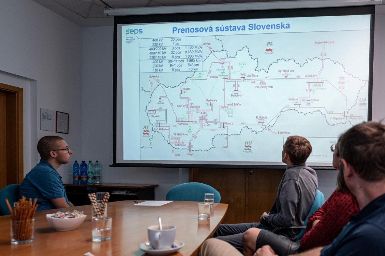 Partnerstvo SEPS a Nadácie Dionýza Ilkoviča prepája školu s praxou: Stredoškoláci navštívili elektroenergetický dispečing
