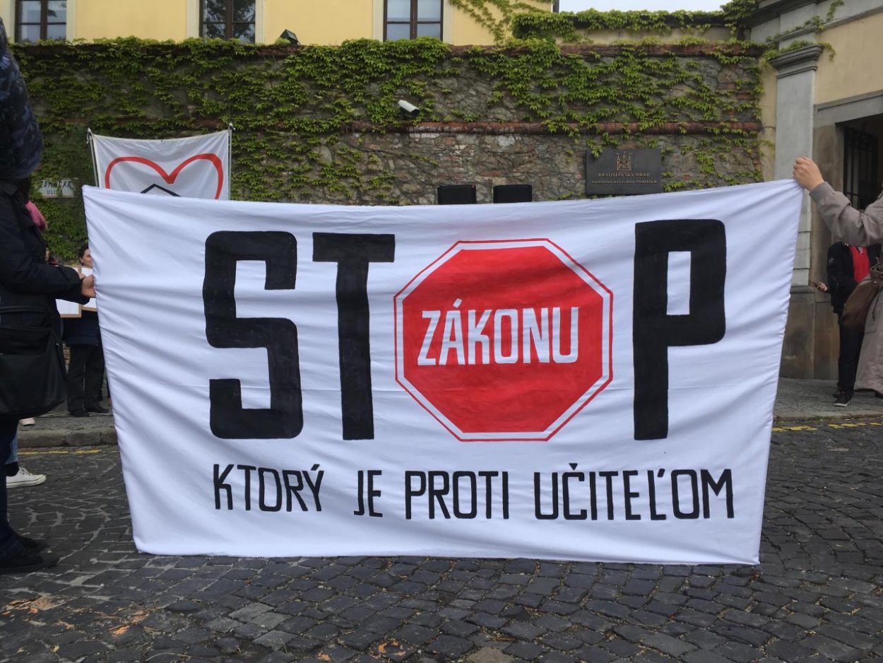 Slovenskí učitelia protestujú proti zákonu, koalícia ho plánuje schváliť