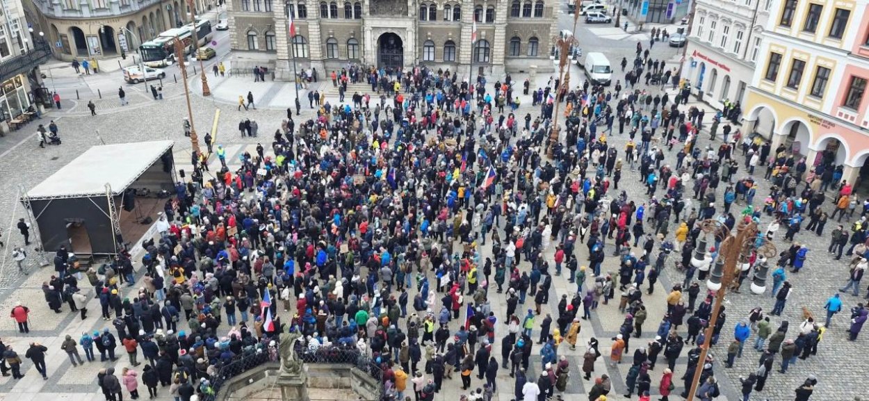 Desaťtisíce ľudí v Česku vyšli do ulíc, aby vyjadrili podporu prezidentovi Pavlovi