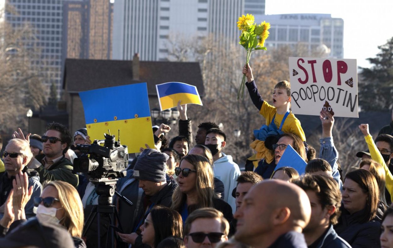 Facebook obmedzí prístup k ruským médiám RT a Sputnik v EÚ