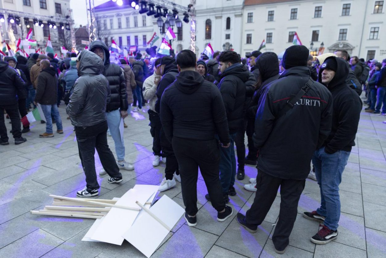 Na mítingu Fideszu bili protestujúcich, primátor mesta Győr podáva trestné oznámenie