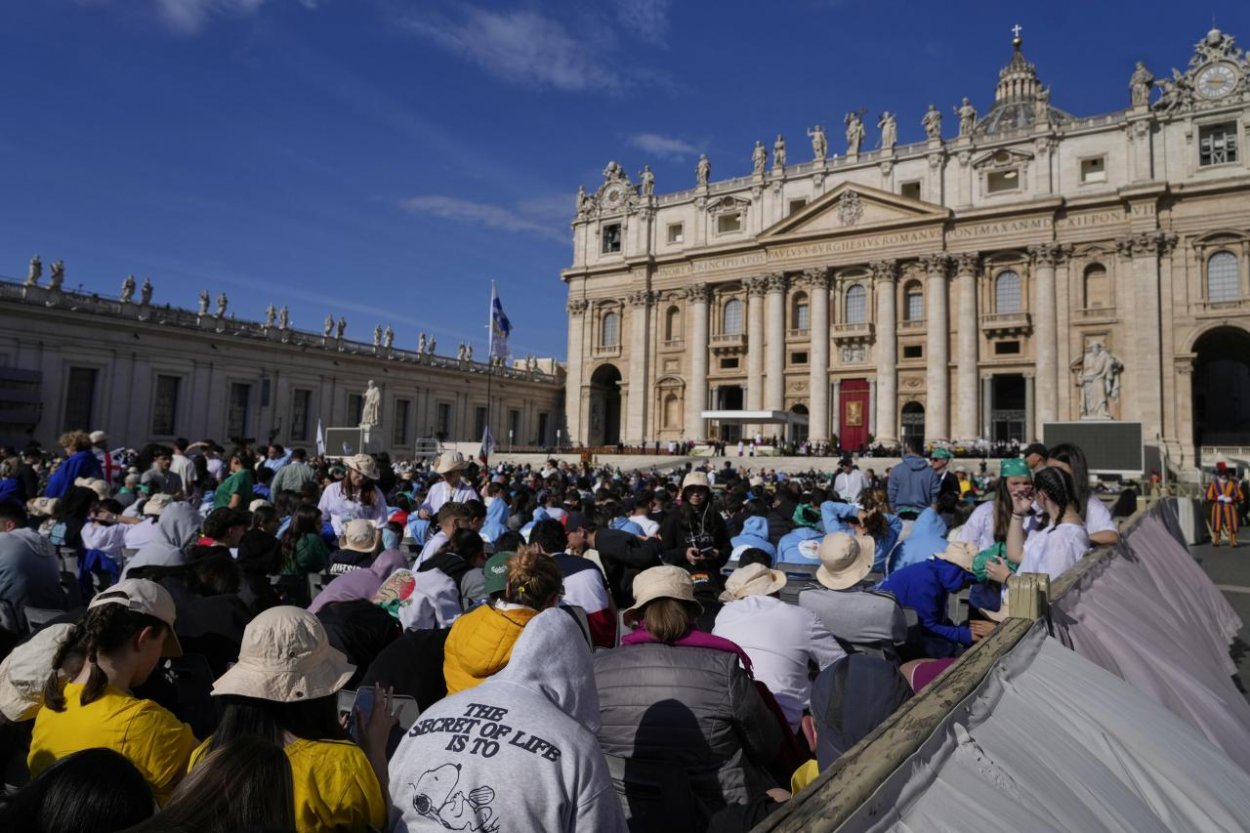 Hrob pápeža Františka sprístupnili pre verejnosť, úctu vzdávajú stovky veriacich