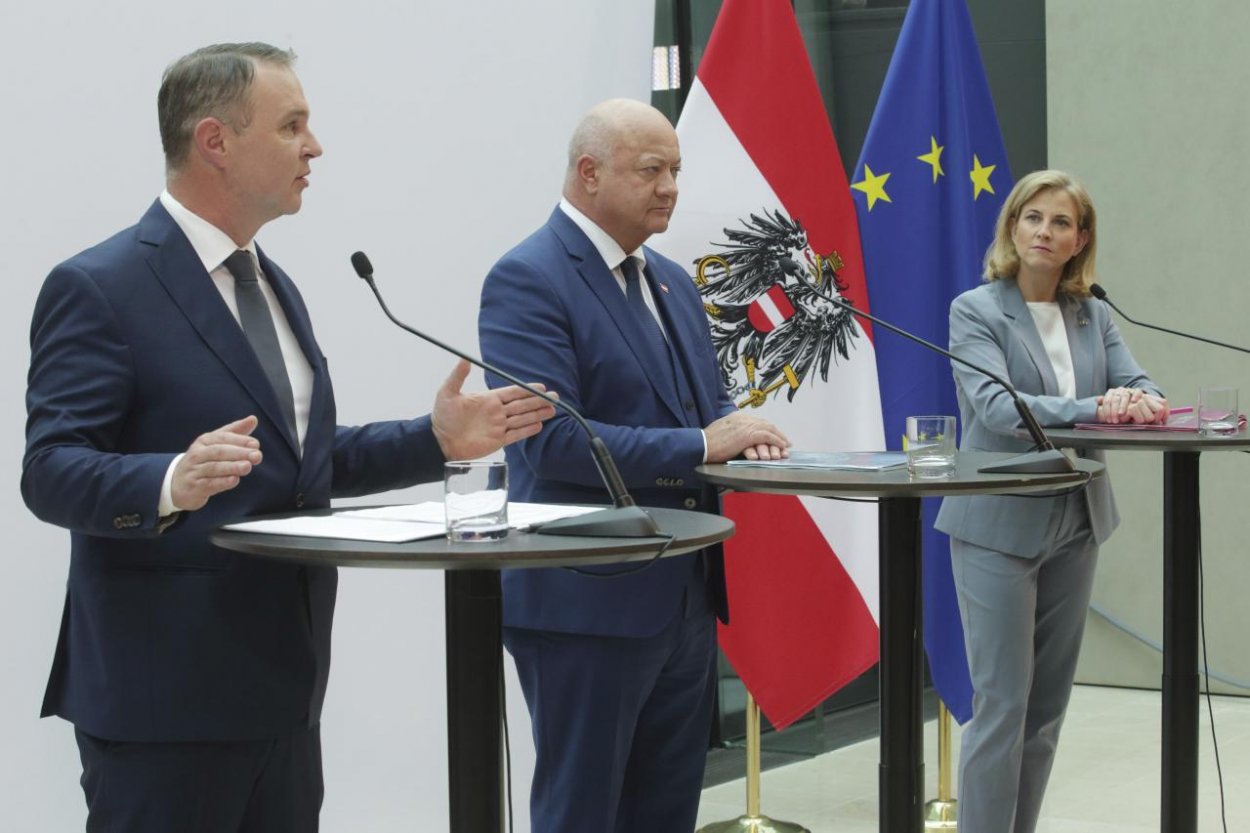 Delegáti rakúskej liberálnej strany NEOS odobrili vznik vlády s ÖVP a SPÖ