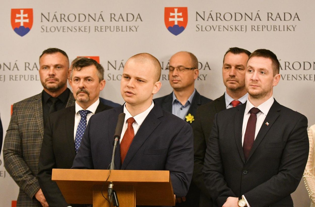 Opozícia navrhuje tajné hlasovanie ohľadom väzby pre Fica