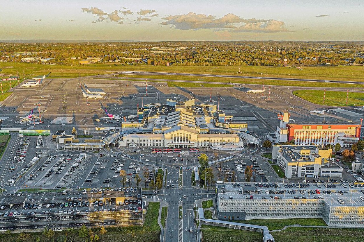 Litva vyhlásila pohotovosť pre hrozbu dronov, Vilnius dočasne uzavrel letisko