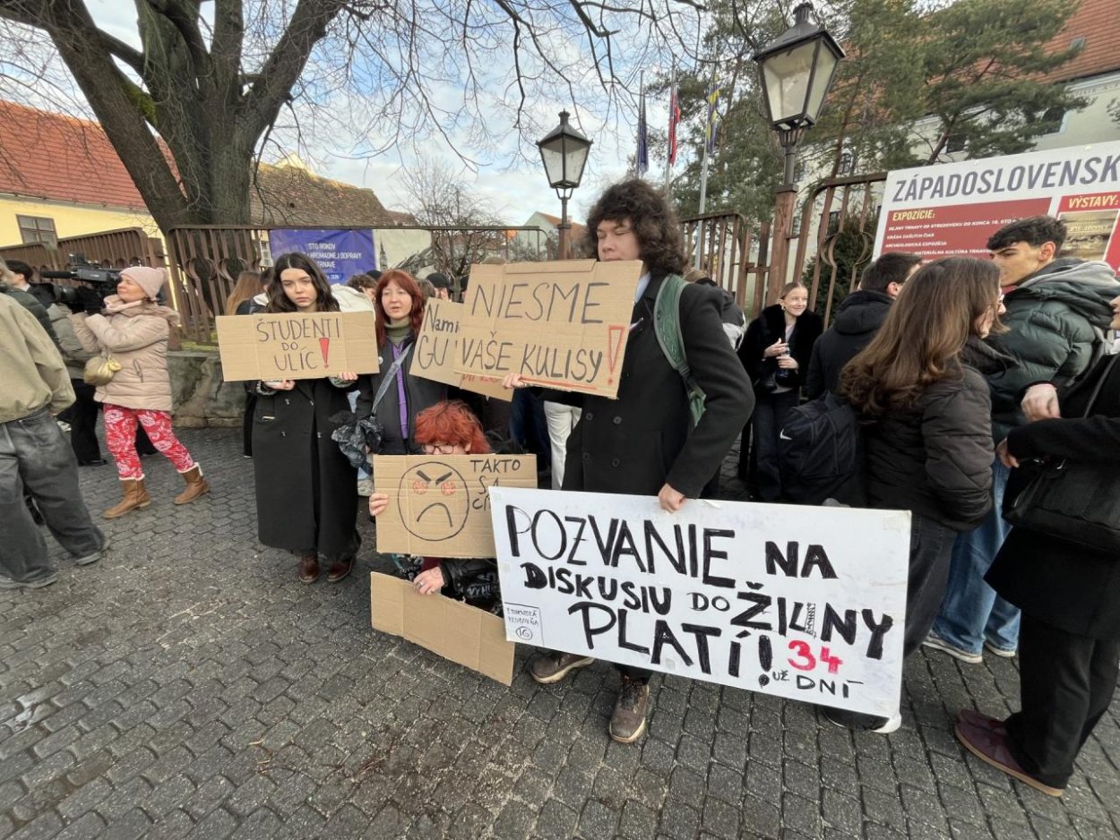 V Trnave protestovali proti zneužívaniu študentov na politickú kampaň Smeru