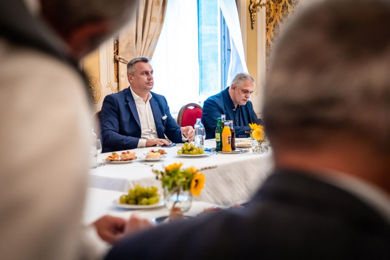 SNS presadila na koaličnej rade zrušenie transakčnej dane od konca decembra 2027, aj dôchodok 700 eur nad 85 rokov