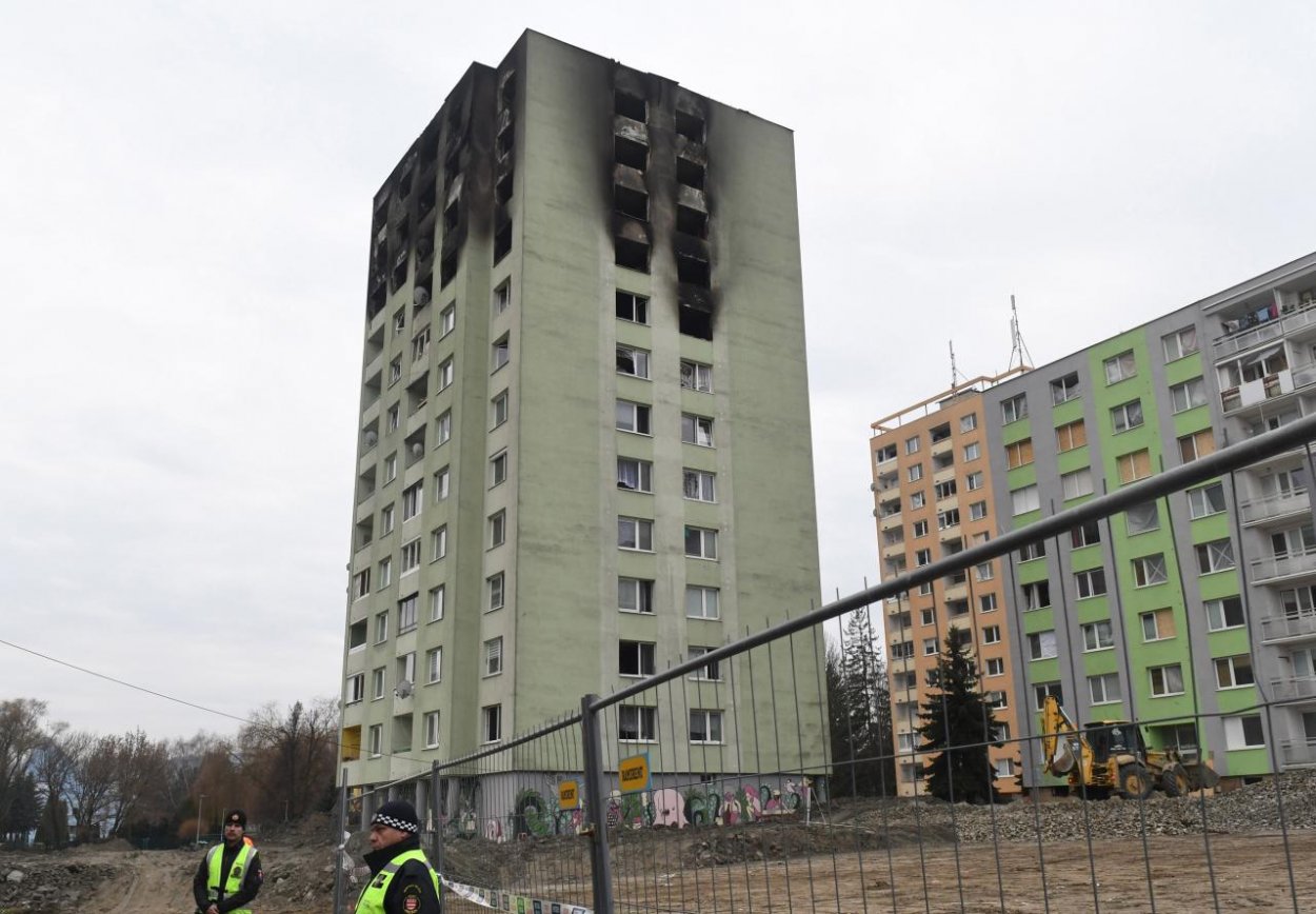 Prešovský panelák bude búrať demolačný stroj z Česka. Už sa presúva na východ