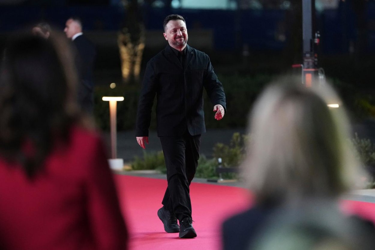 Ukrajina spustí reformu v armáde, zvýši platy a umožní demobilizáciu, vyhlásil Zelenskyj