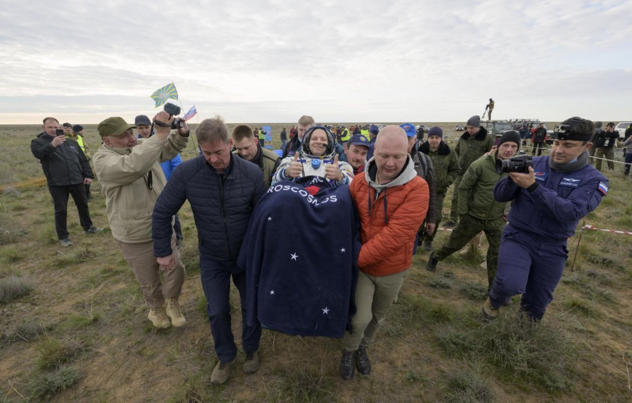 Trojčlenná posádka lode Sojuz MS-26 sa z ISS úspešne vrátila na Zem