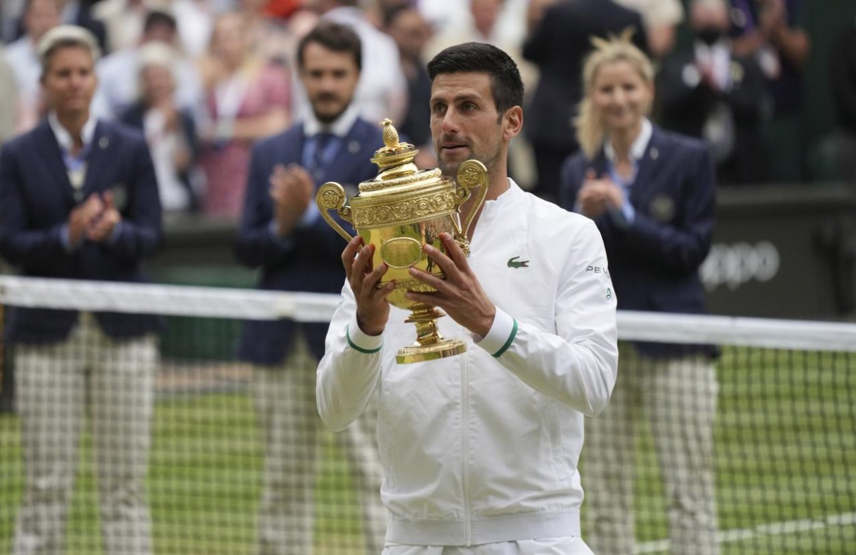 Djokovič ovládol aj Wimbledon, v počte grandslamových titulov sa vyrovnal Nadalovi s Federerom