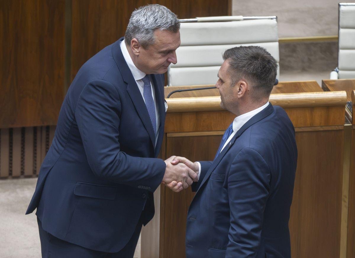 Udalosť dňa: Taraba končí ako minister, odvolali ho aj hlasmi SNS, Fico zvoláva predsedníctvo Smeru