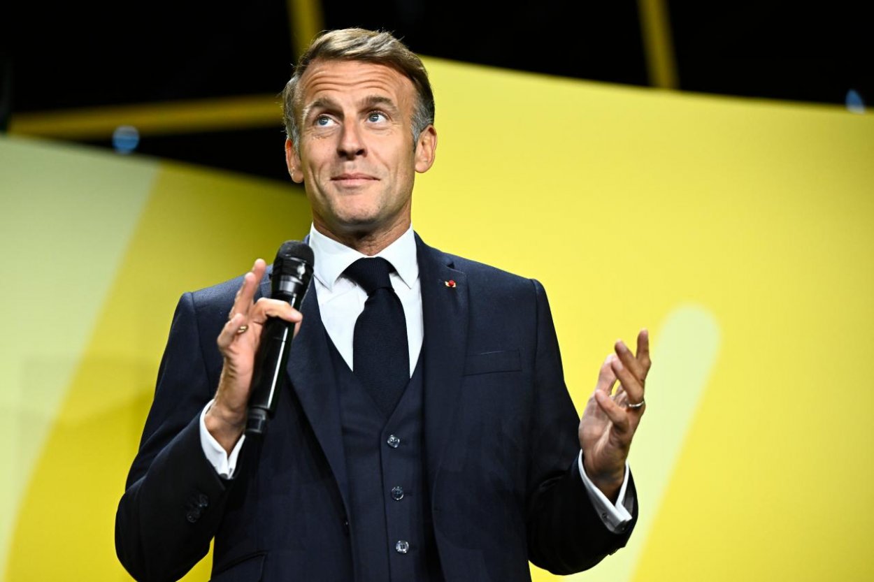 Macronova popularita klesla na najnižšiu úroveň od jeho nástupu do úradu