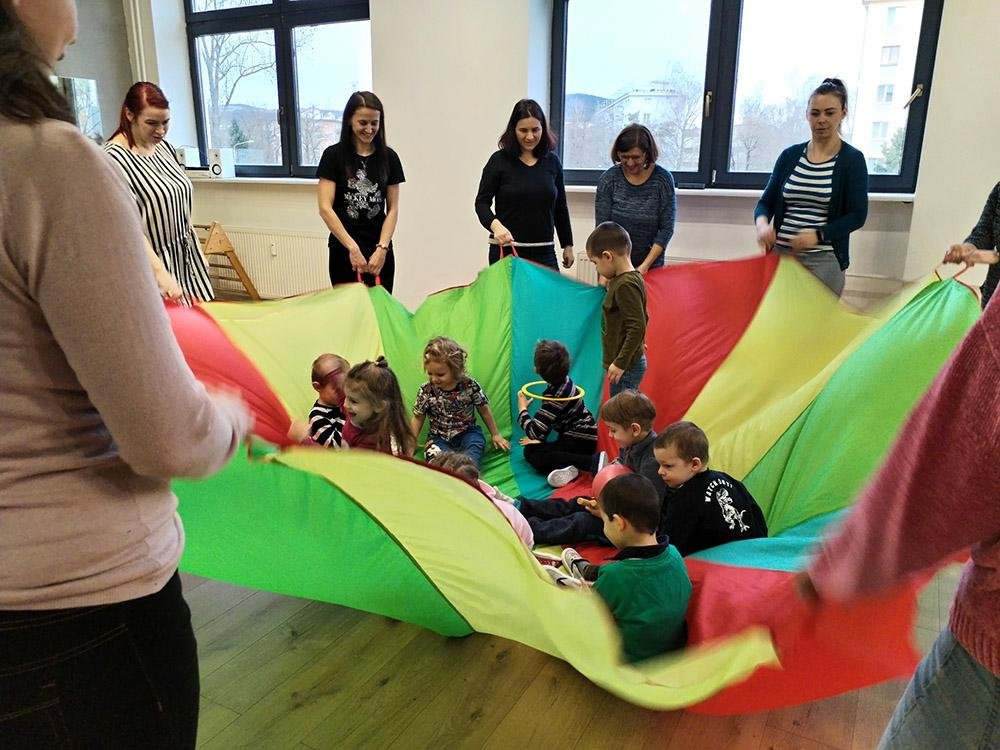 Generali a JEDEN RODIČ spúšťajú projekt „Malé kroky – veľké zmeny“ na podporu jednorodičovských rodín