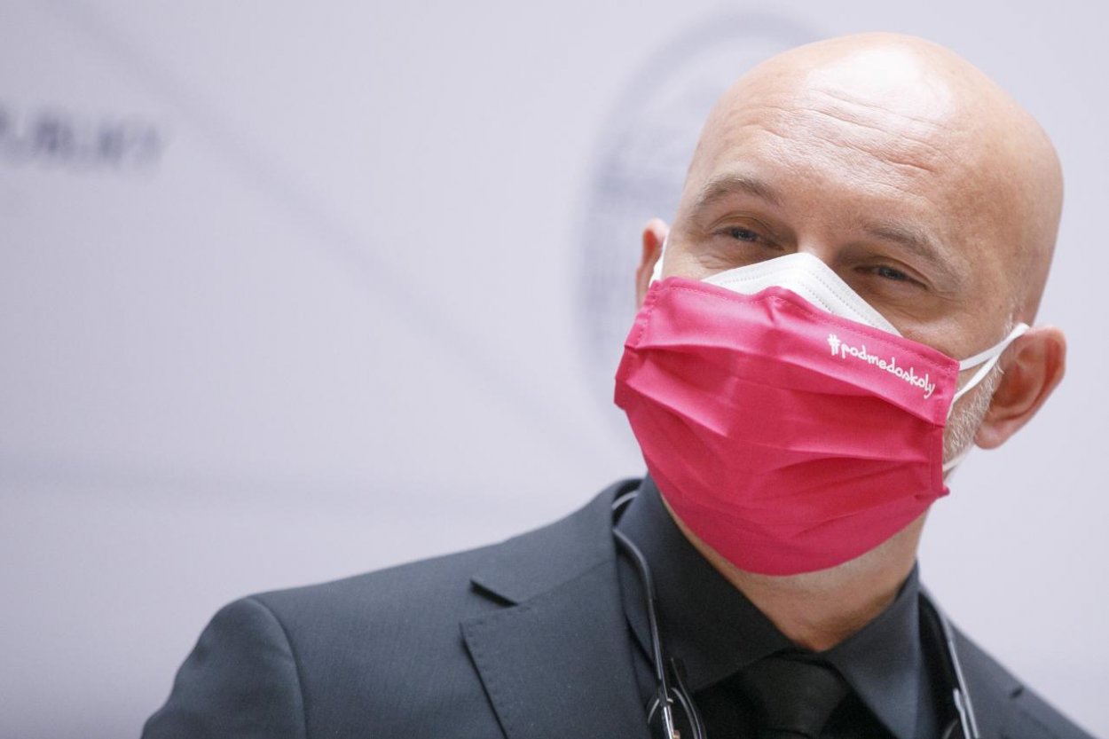 Karanténa by mala trvať pre nezaočkovaných päť dní, navrhuje minister školstva