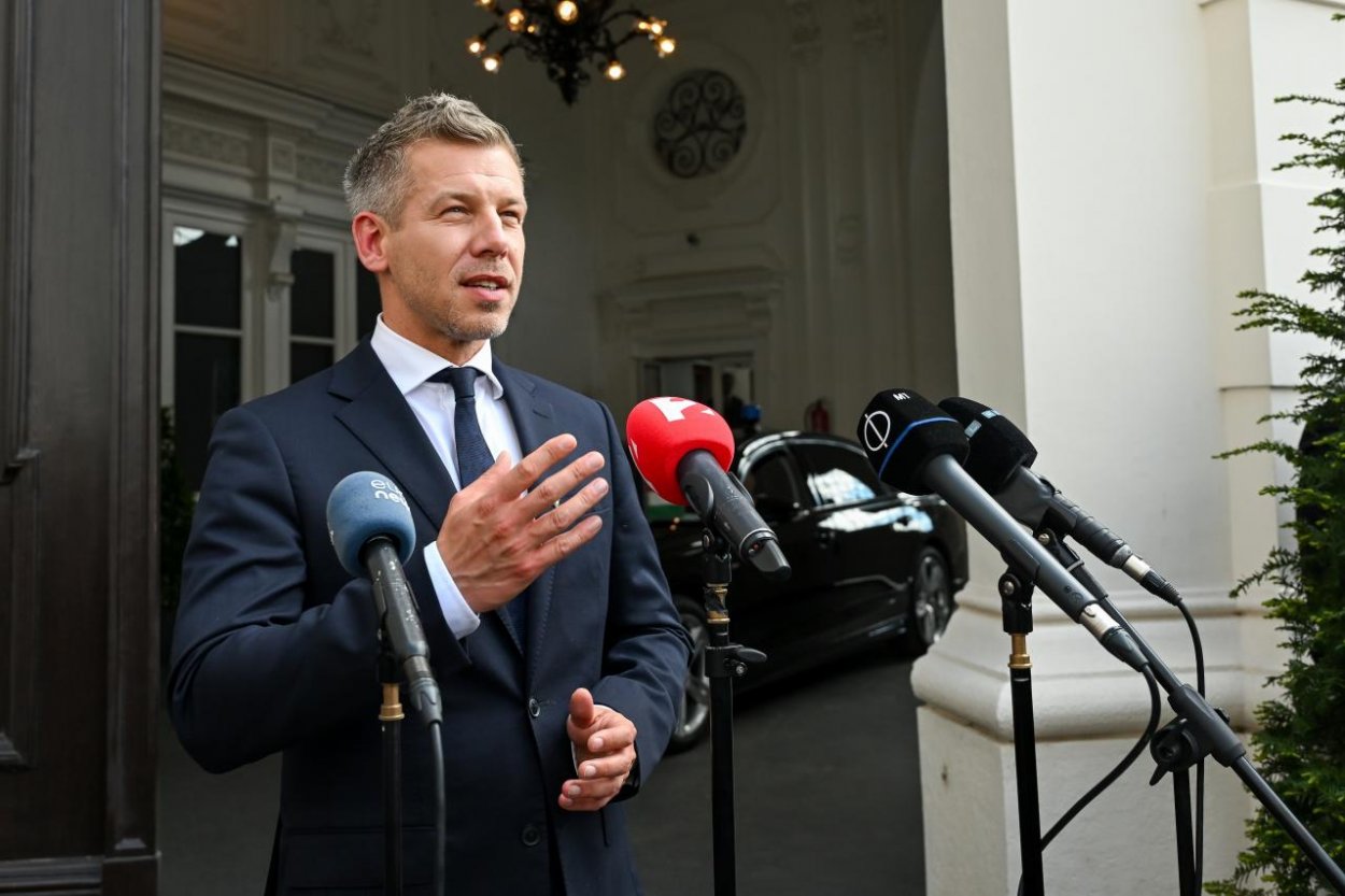 Magyar na prvom zasadnutí nového parlamentu vyhlásil, že chce odbúrať privilégiá politikov
